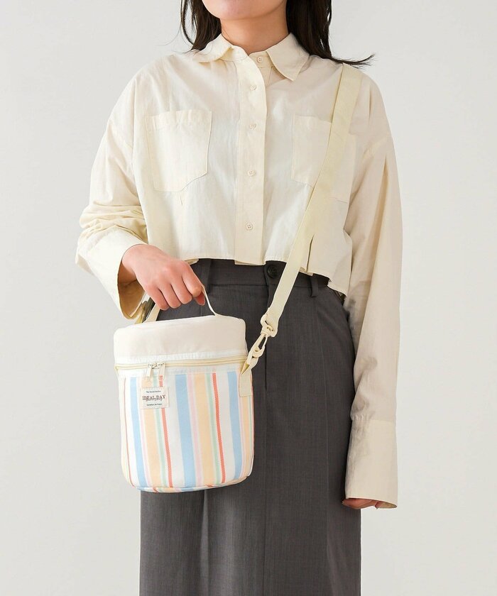 こちらも四角いタイプと同様に長さ調節ができるショルダーベルトが付属