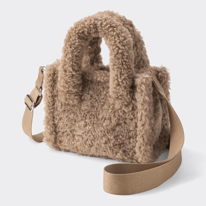 くるくるしたボア素材が、ぬいぐるみのようなかわいさのショルダーバッグ