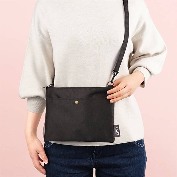 ちょっとした外出などにも便利に使えるコンパクトなサイズの「オリジナル サコッシュ