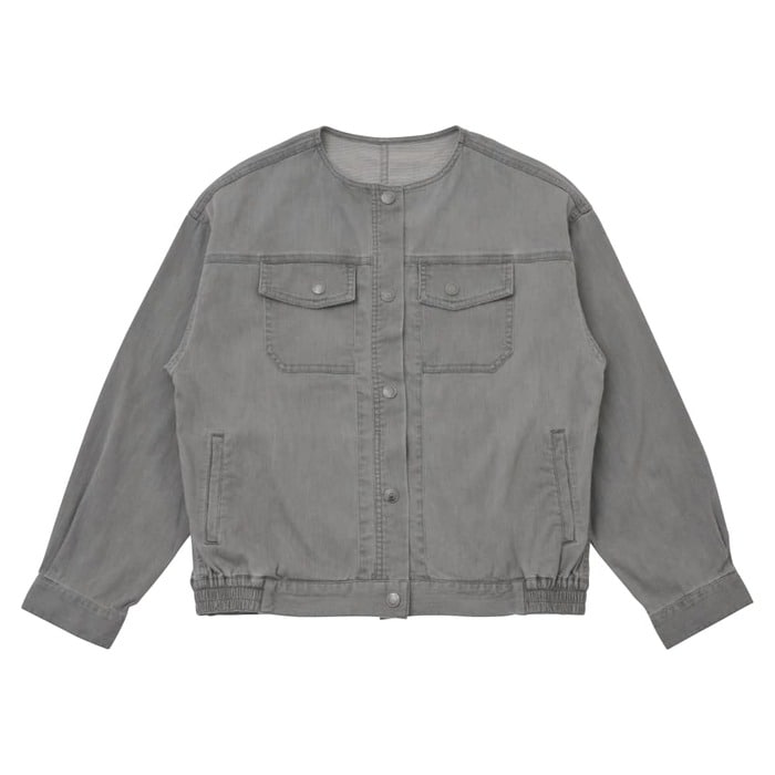 首元がすっきり見えるノーカラーのデザイン