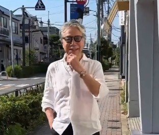 【73歳イケオジ】ユニクロのリネンシャツが主役！晩夏の「モノトーンコーデ」がおしゃれ　“さらりと着こなす”大人のカジュアルスタイル