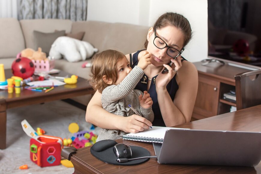 「子どもを見ながら仕事ができる」は本当？在宅ワークの落とし穴