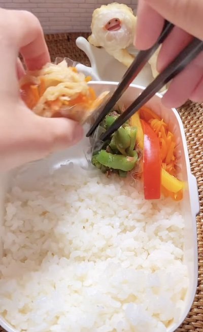 【和風胡麻チキン弁当】高校生男子&夫へ　ソーセー人で美味しさとかわいさをプラス！