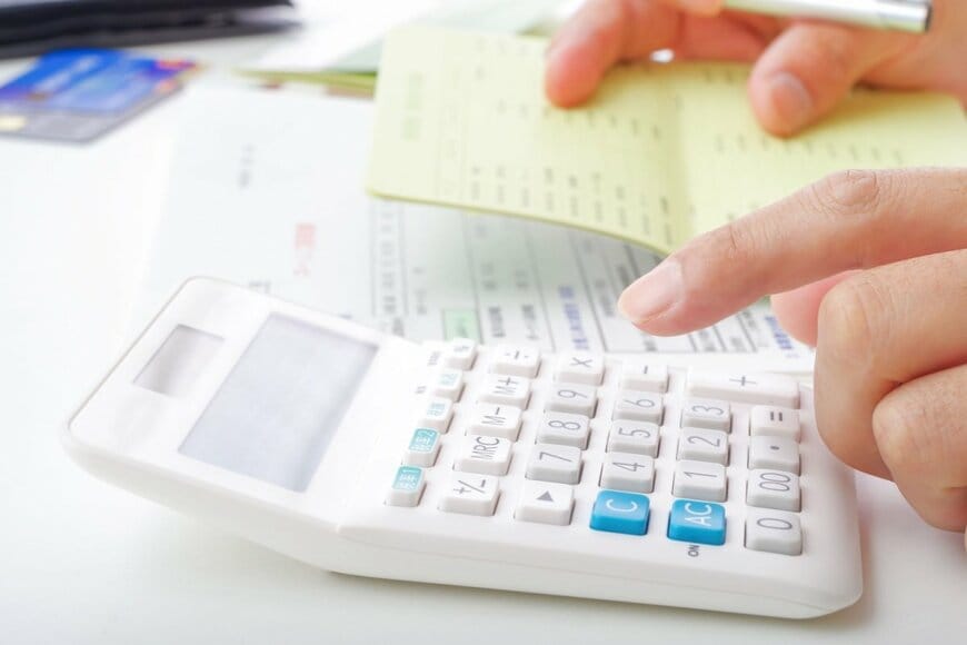 【厚生年金と国民年金の平均額早見表】60歳～90歳以上の「シニアたちの平均年金月額」はいくら？