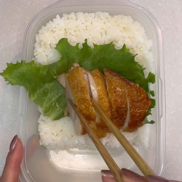 お弁当の見栄えは「詰め方」で変わる。段差を活用したチキンの配置や、立てかける卵焼きの工夫でおしゃれに仕上がる、毎日の弁当に取り入れたい実用テク