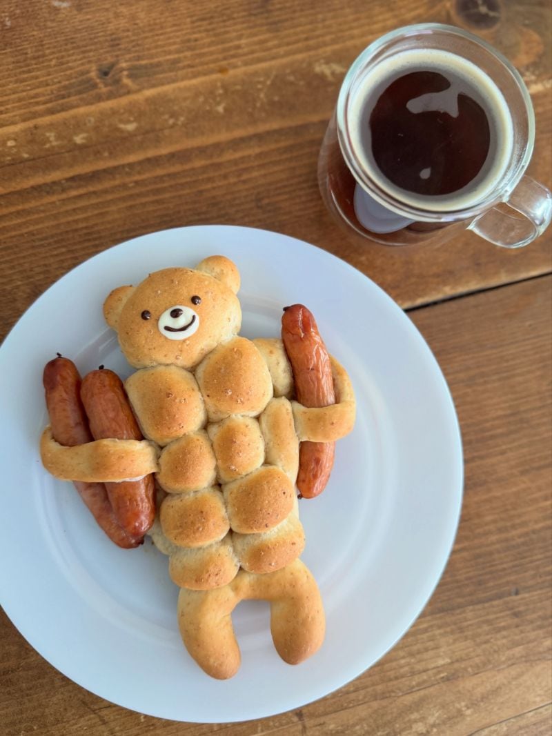 シャウエッセンを持った「筋肉クマパン」を制作　シックスパックの「見事なビジュアル」がかわいい