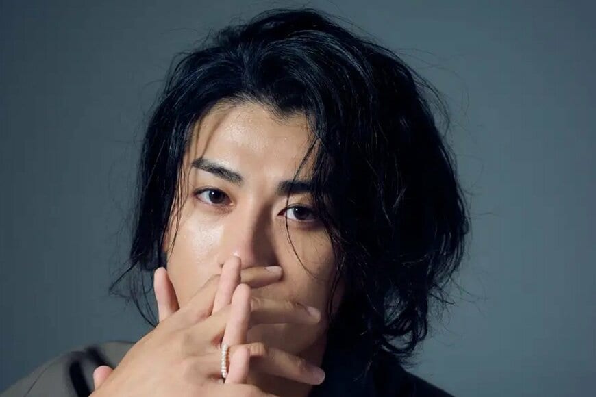 赤西仁「はや10年」“彼女”とのビフォアフ2SにSNS衝撃「彼女可愛い」「サンタもびっくりの…」山田孝之と