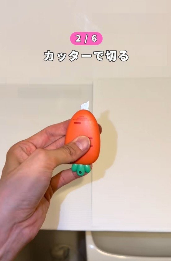 トイレの何もない壁が、突っ張り棒とプラ段でおしゃれな飾り棚に変身！