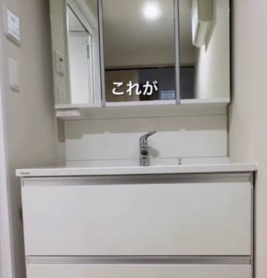 築25年中古マンションの〈洗面台〉をアラフォーママが…タイルシールを貼るだけDIY→カフェ風の〈おしゃれ空間〉に雰囲気ガラリ！