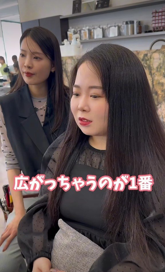 胸下まで伸びた黒髪の超ロングヘアの女性
