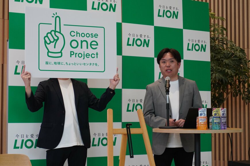 スピーチをする男性の写真