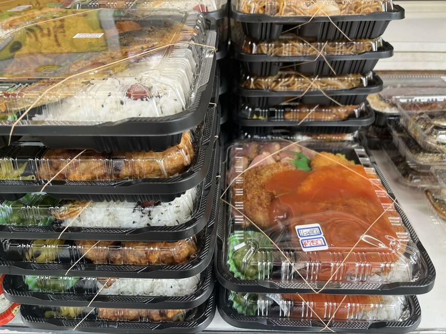 陳列された1キロ弁当